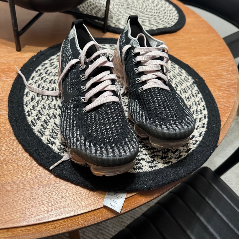 Black and pink vapor max